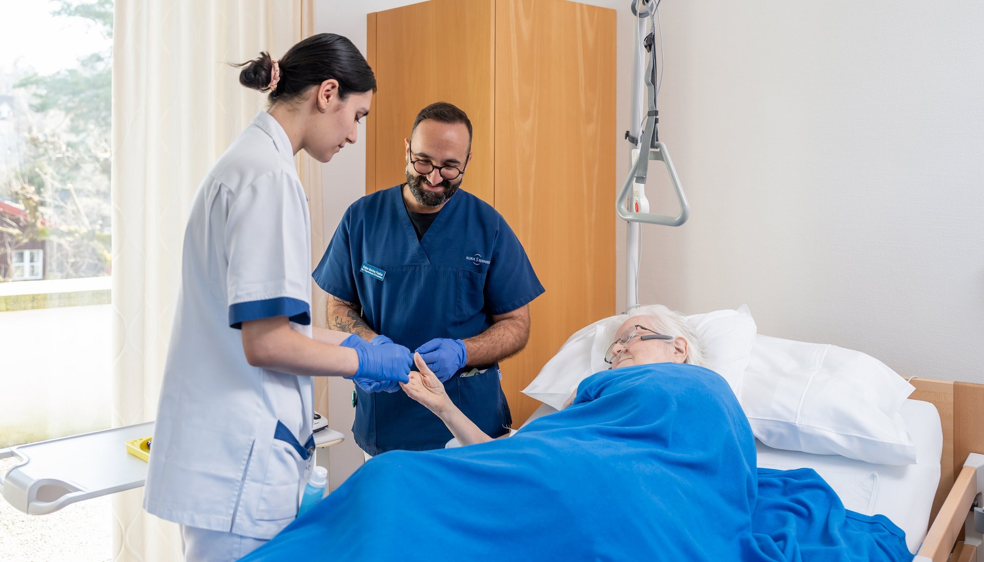 Klinik Susenberg: Pflege am Bett der Patientin